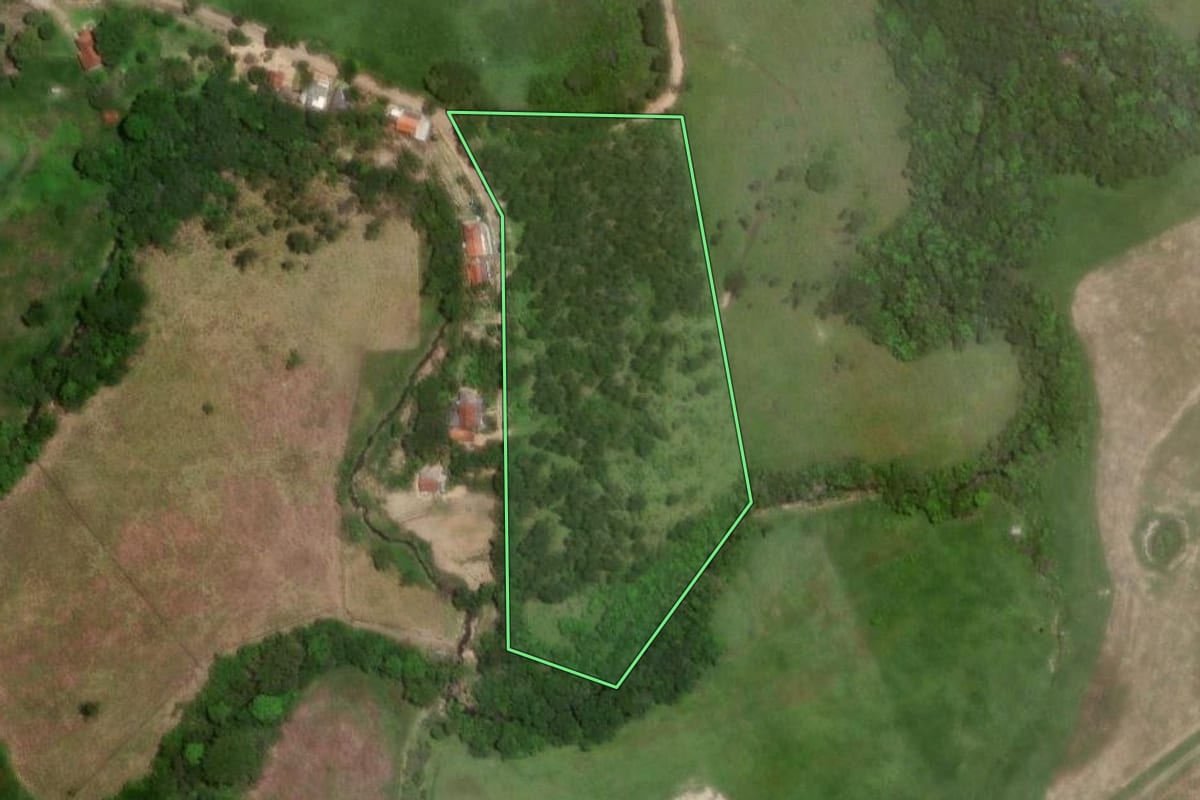 Imagem de satélite do imóvel rural em Congonhinhas (PR), com o contorno declarado no CAR desenhado por cima.