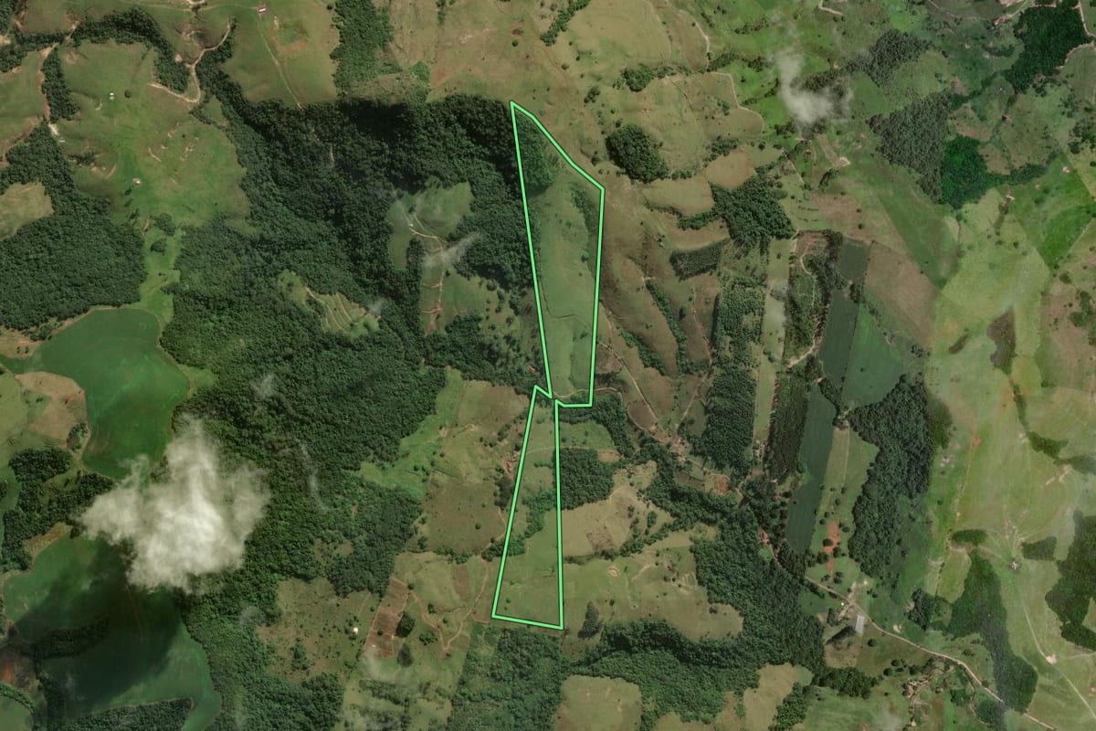 Imagem de satélite do imóvel rural em Congonhinhas (PR), com o contorno declarado no CAR desenhado por cima.