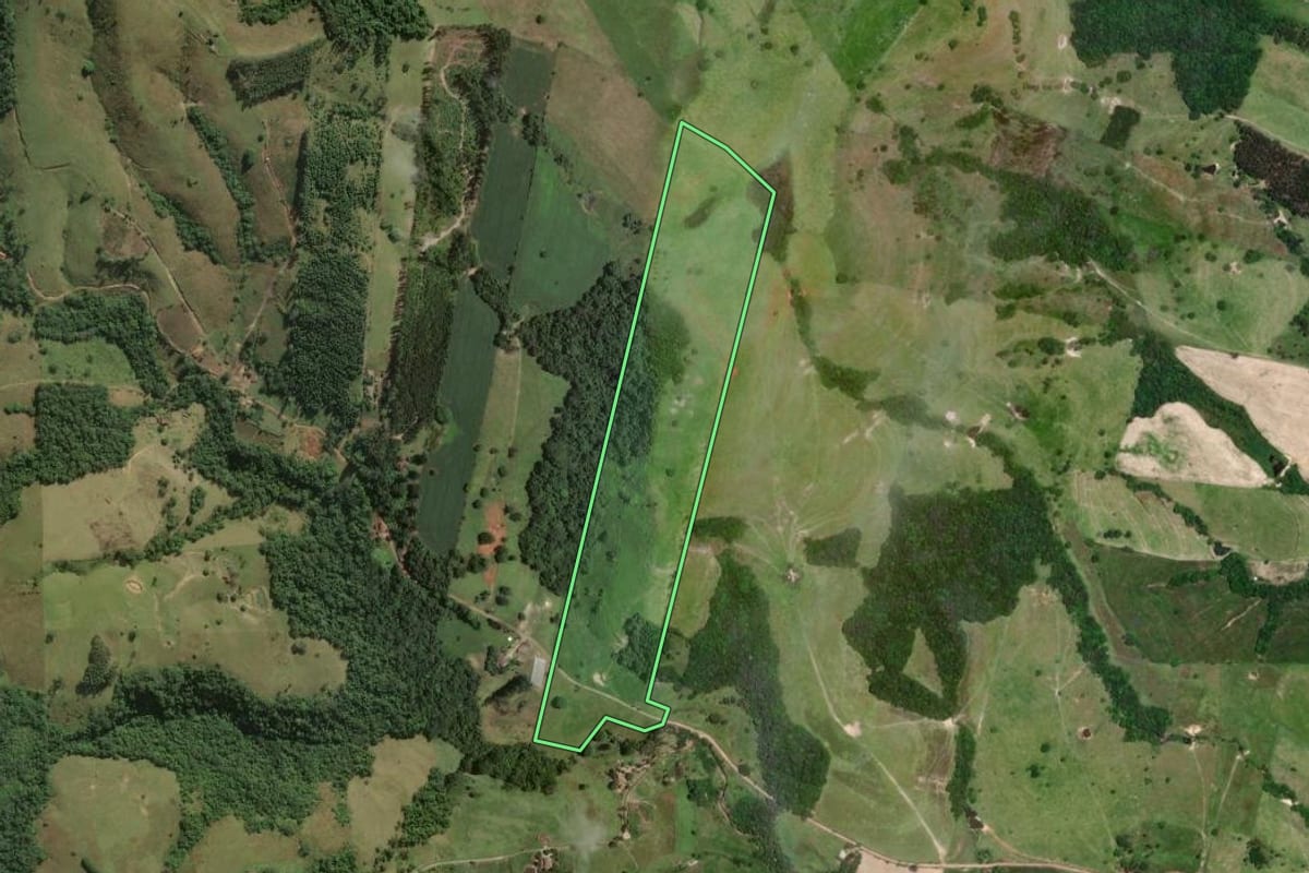 Imagem de satélite do imóvel rural em Congonhinhas (PR), com o contorno declarado no CAR desenhado por cima.