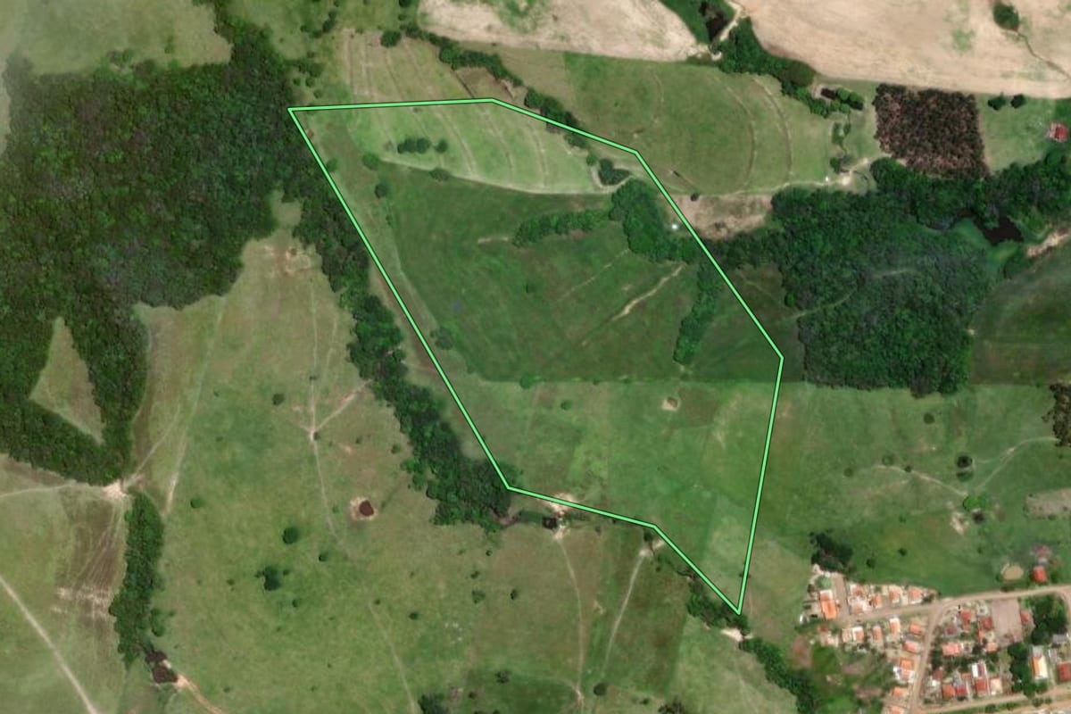 Imagem de satélite do imóvel rural em Congonhinhas (PR), com o contorno declarado no CAR desenhado por cima.