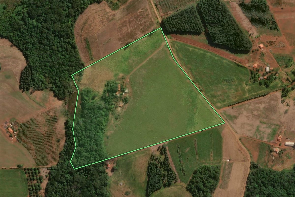 Imagem de satélite do imóvel rural em Congonhinhas (PR), com o contorno declarado no CAR desenhado por cima.