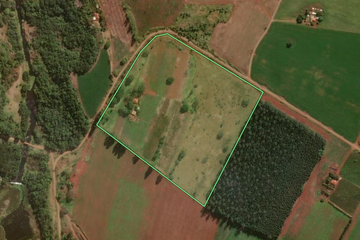 Imagem de satélite do imóvel rural em Congonhinhas (PR), com o contorno declarado no CAR desenhado por cima.