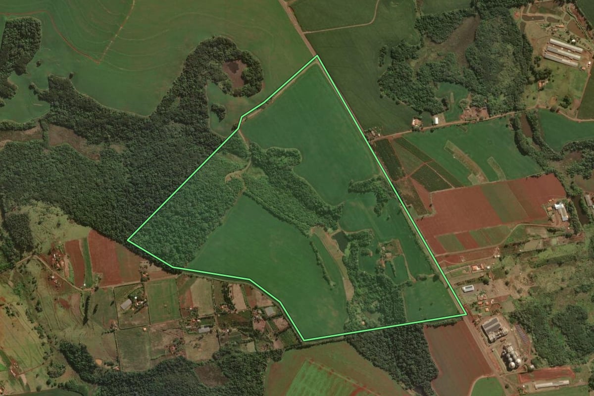 Imagem de satélite do imóvel rural em Congonhinhas (PR), com o contorno declarado no CAR desenhado por cima.