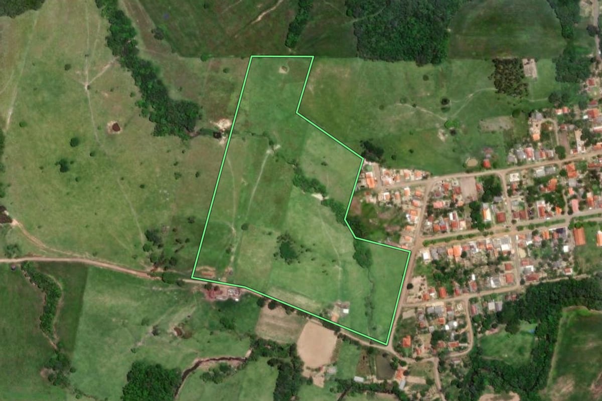 Imagem de satélite do imóvel rural em Congonhinhas (PR), com o contorno declarado no CAR desenhado por cima.