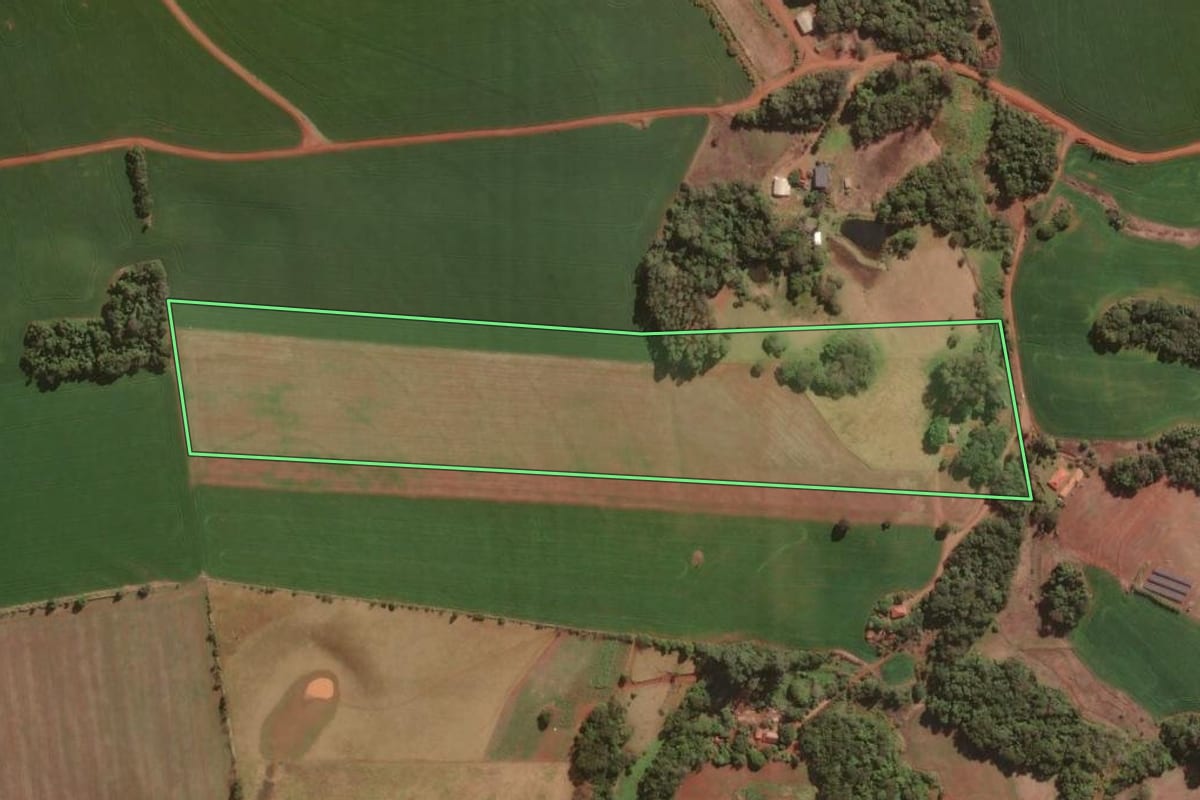 Imagem de satélite do imóvel rural em Congonhinhas (PR), com o contorno declarado no CAR desenhado por cima.