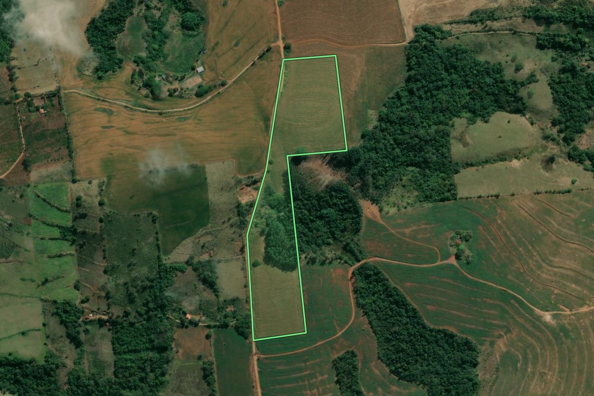 Imagem de satélite do imóvel rural em Congonhinhas (PR), com o contorno declarado no CAR desenhado por cima.