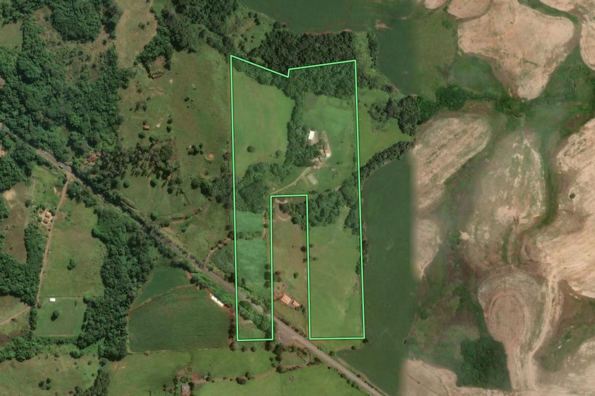 Imagem de satélite do imóvel rural em Congonhinhas (PR), com o contorno declarado no CAR desenhado por cima.