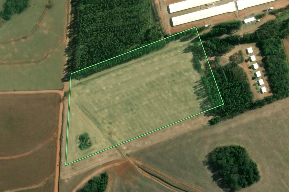 Imagem de satélite do imóvel rural em Congonhinhas (PR), com o contorno declarado no CAR desenhado por cima.