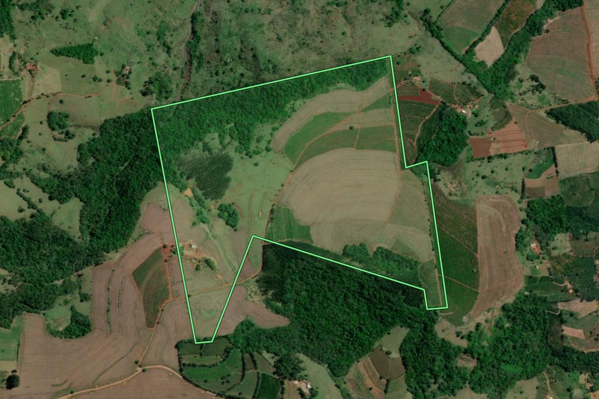 Imagem de satélite do imóvel rural em Congonhinhas (PR), com o contorno declarado no CAR desenhado por cima.