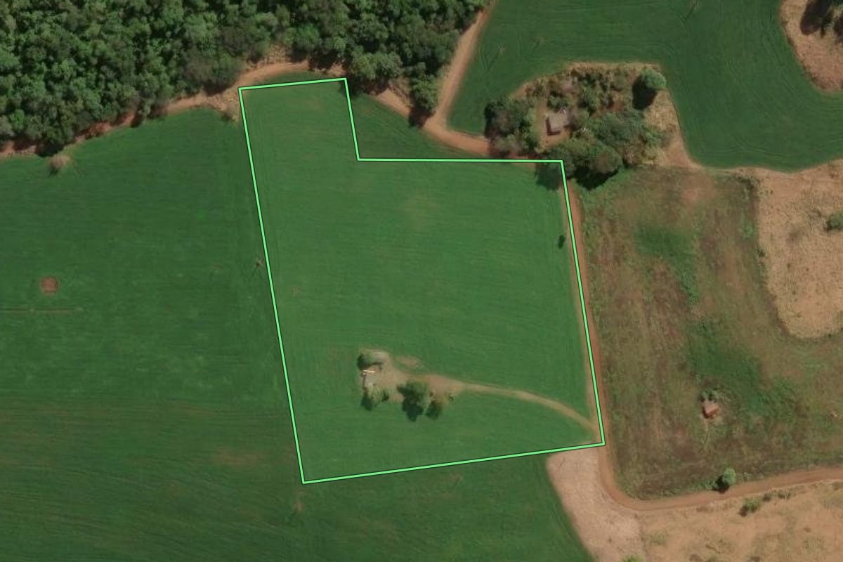 Imagem de satélite do imóvel rural em Congonhinhas (PR), com o contorno declarado no CAR desenhado por cima.