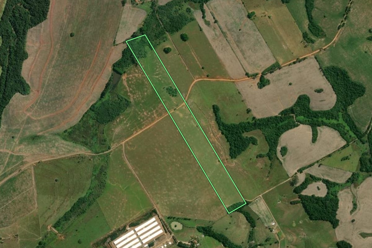 Imagem de satélite do imóvel rural em Congonhinhas (PR), com o contorno declarado no CAR desenhado por cima.