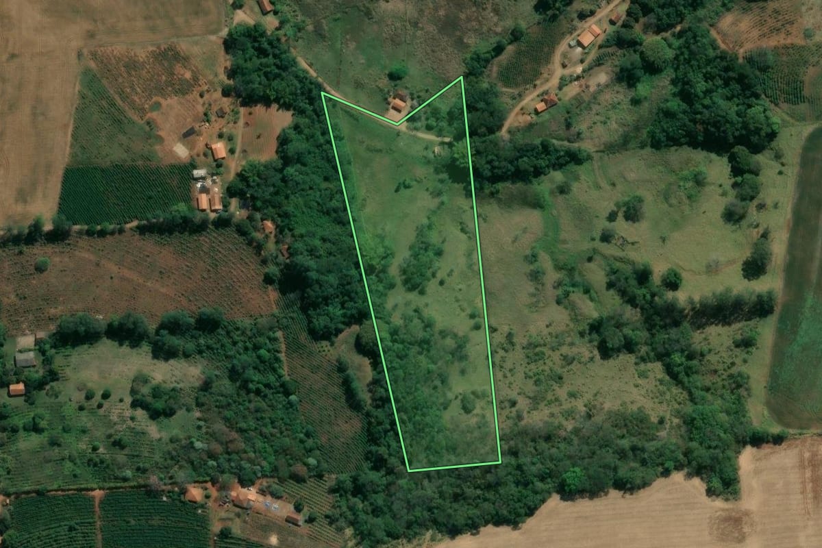 Imagem de satélite do imóvel rural em Congonhinhas (PR), com o contorno declarado no CAR desenhado por cima.