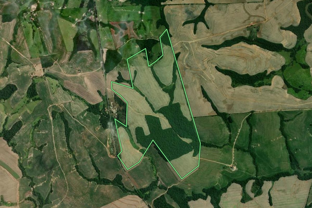 Imagem de satélite do imóvel rural em Congonhinhas (PR), com o contorno declarado no CAR desenhado por cima.