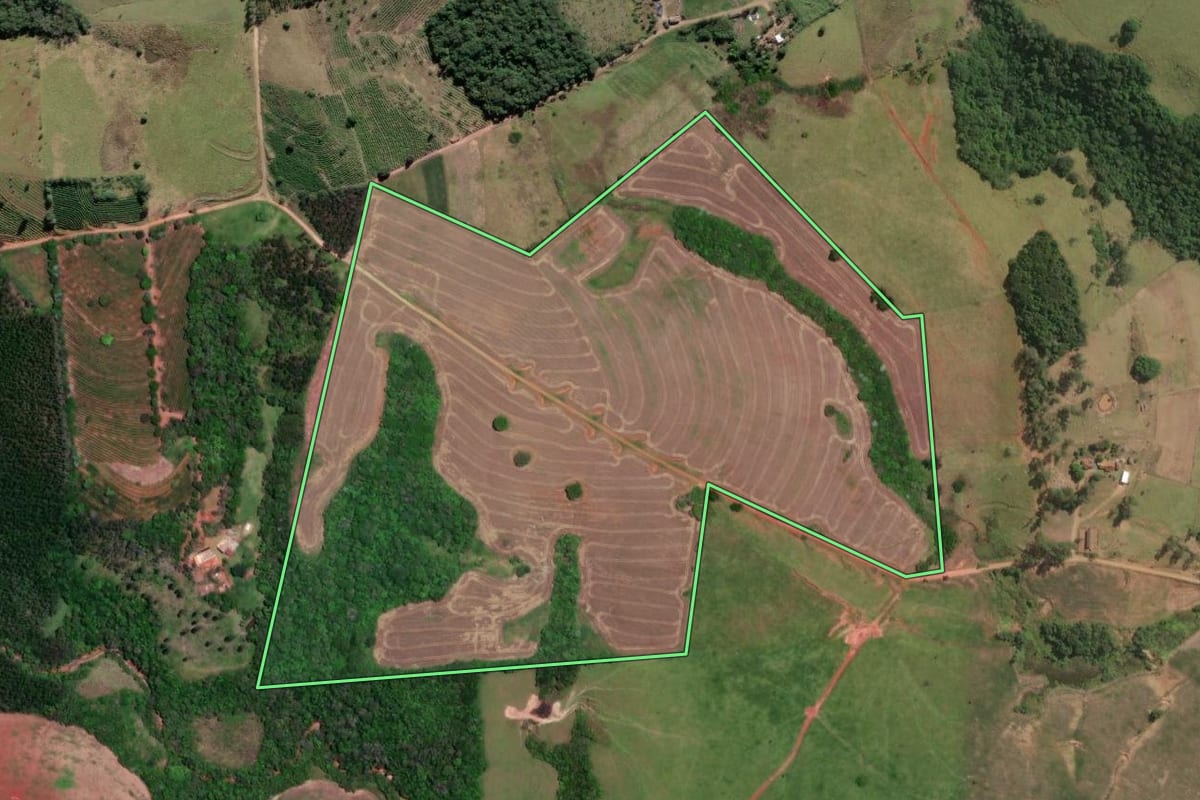 Imagem de satélite do imóvel rural em Congonhinhas (PR), com o contorno declarado no CAR desenhado por cima.