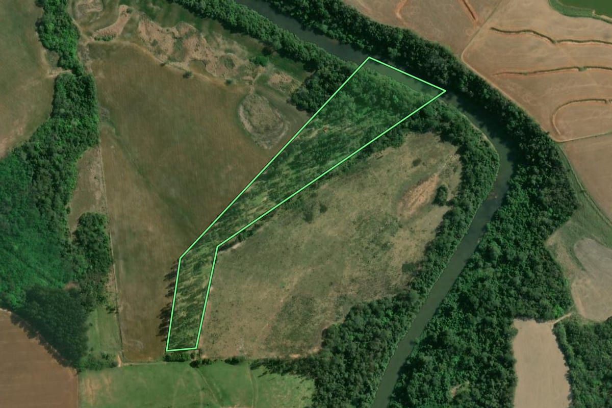 Imagem de satélite do imóvel rural em Congonhinhas (PR), com o contorno declarado no CAR desenhado por cima.