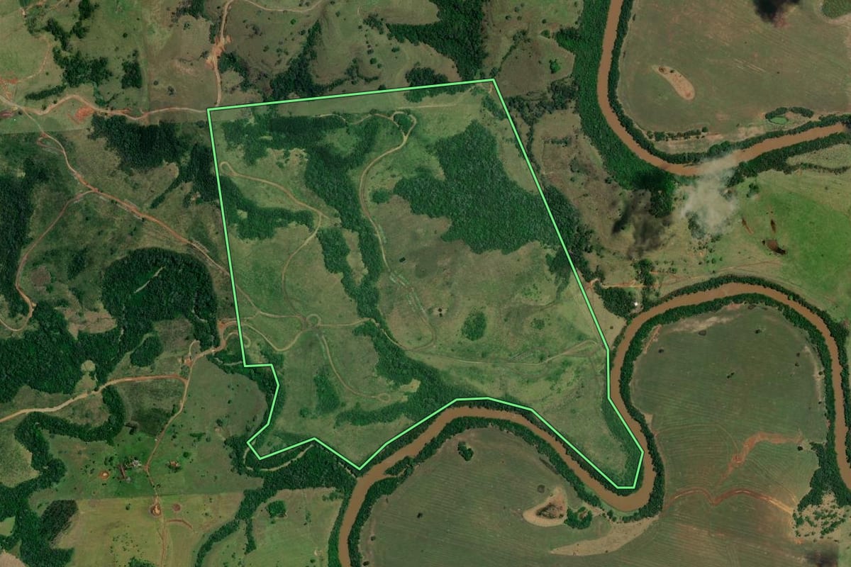 Imagem de satélite do imóvel rural em Congonhinhas (PR), com o contorno declarado no CAR desenhado por cima.