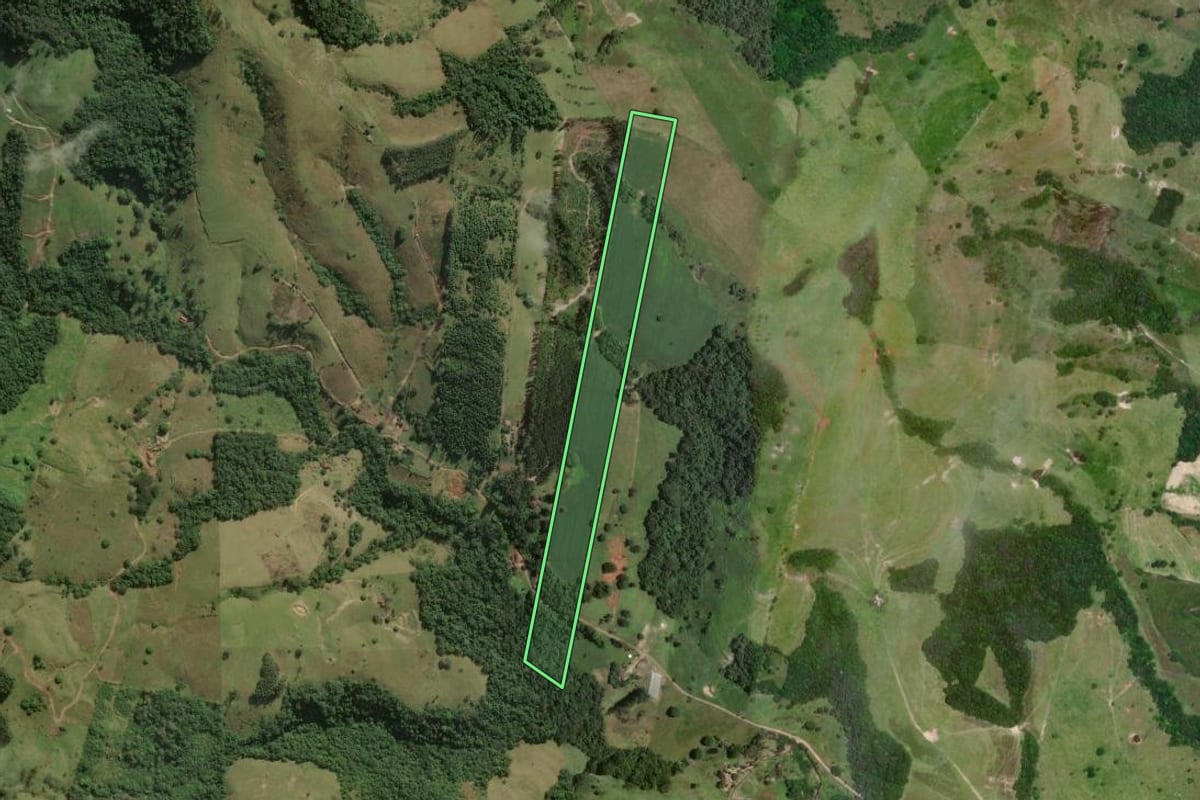 Imagem de satélite do imóvel rural em Congonhinhas (PR), com o contorno declarado no CAR desenhado por cima.