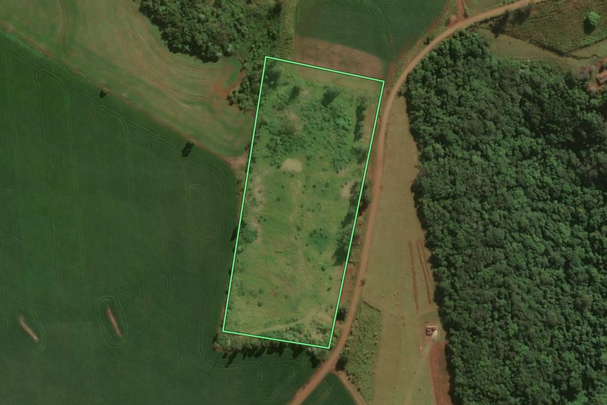 Imagem de satélite do imóvel rural em Congonhinhas (PR), com o contorno declarado no CAR desenhado por cima.
