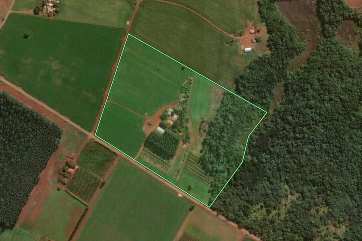Imagem de satélite do imóvel rural em Congonhinhas (PR), com o contorno declarado no CAR desenhado por cima.
