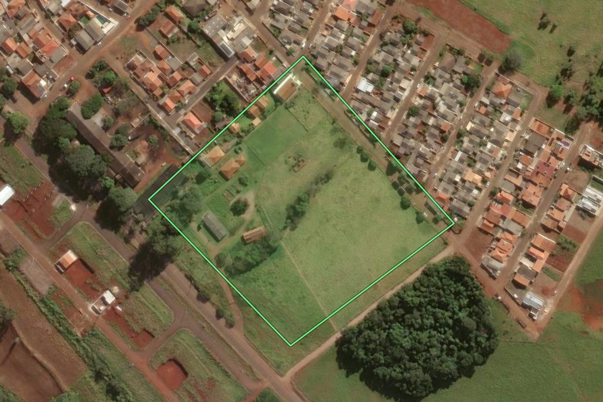 Imagem de satélite do imóvel rural em Congonhinhas (PR), com o contorno declarado no CAR desenhado por cima.
