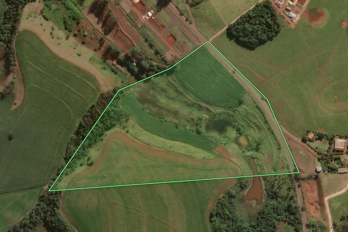 Imagem de satélite do imóvel rural em Congonhinhas (PR), com o contorno declarado no CAR desenhado por cima.