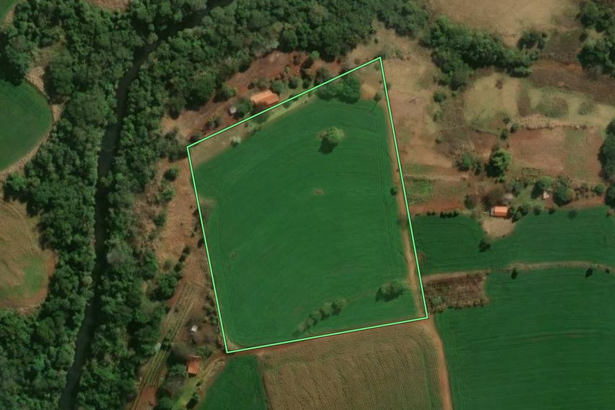 Imagem de satélite do imóvel rural em Congonhinhas (PR), com o contorno declarado no CAR desenhado por cima.