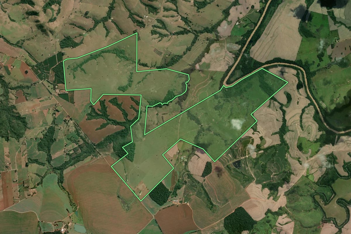 Imagem de satélite do imóvel rural em Conselheiro Mairinck (PR), com o contorno declarado no CAR desenhado por cima.