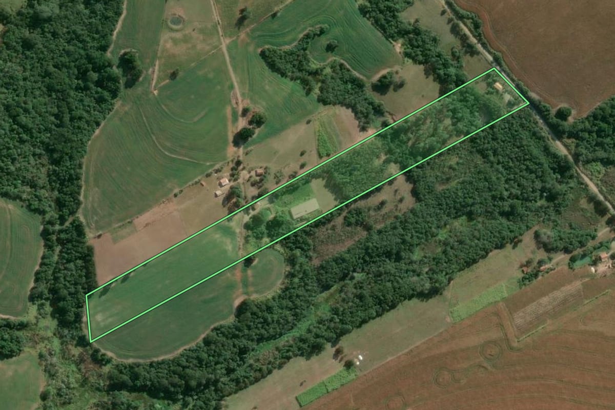 Imagem de satélite do imóvel rural em Conselheiro Mairinck (PR), com o contorno declarado no CAR desenhado por cima.