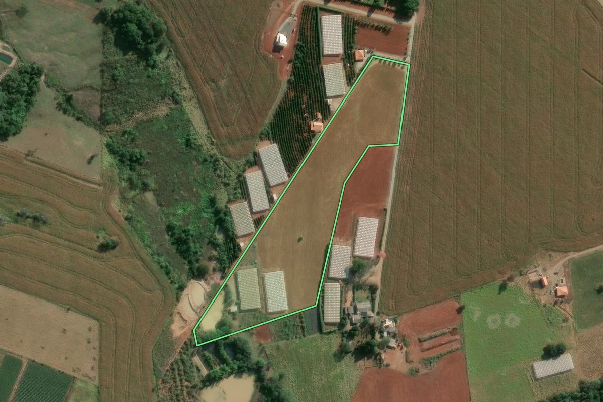 Imagem de satélite do imóvel rural em Conselheiro Mairinck (PR), com o contorno declarado no CAR desenhado por cima.