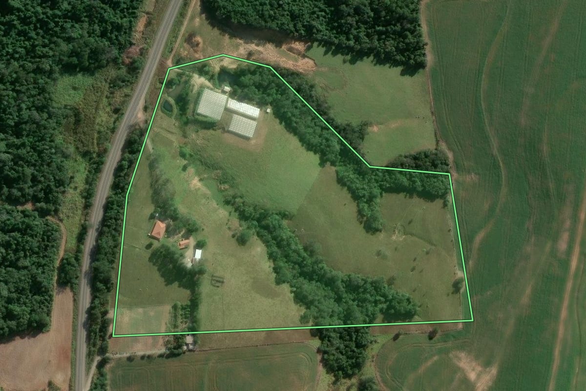 Imagem de satélite do imóvel rural em Conselheiro Mairinck (PR), com o contorno declarado no CAR desenhado por cima.