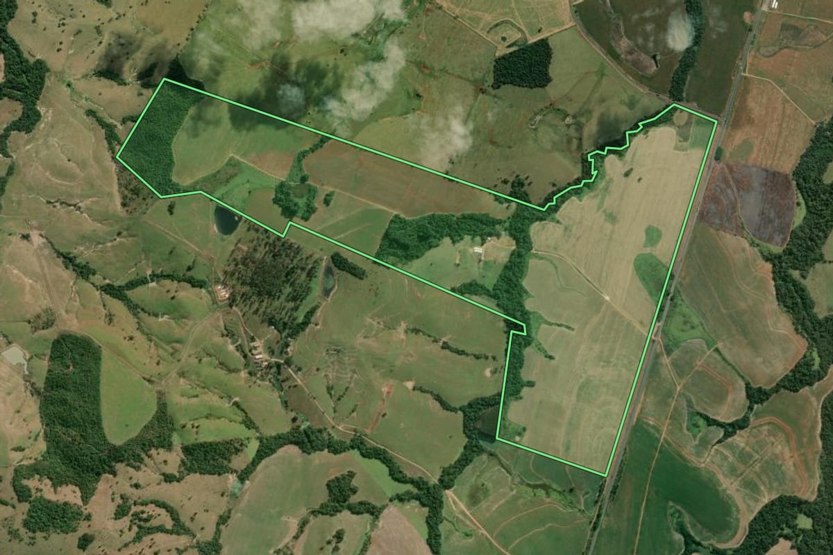 Imagem de satélite do imóvel rural em Conselheiro Mairinck (PR), com o contorno declarado no CAR desenhado por cima.