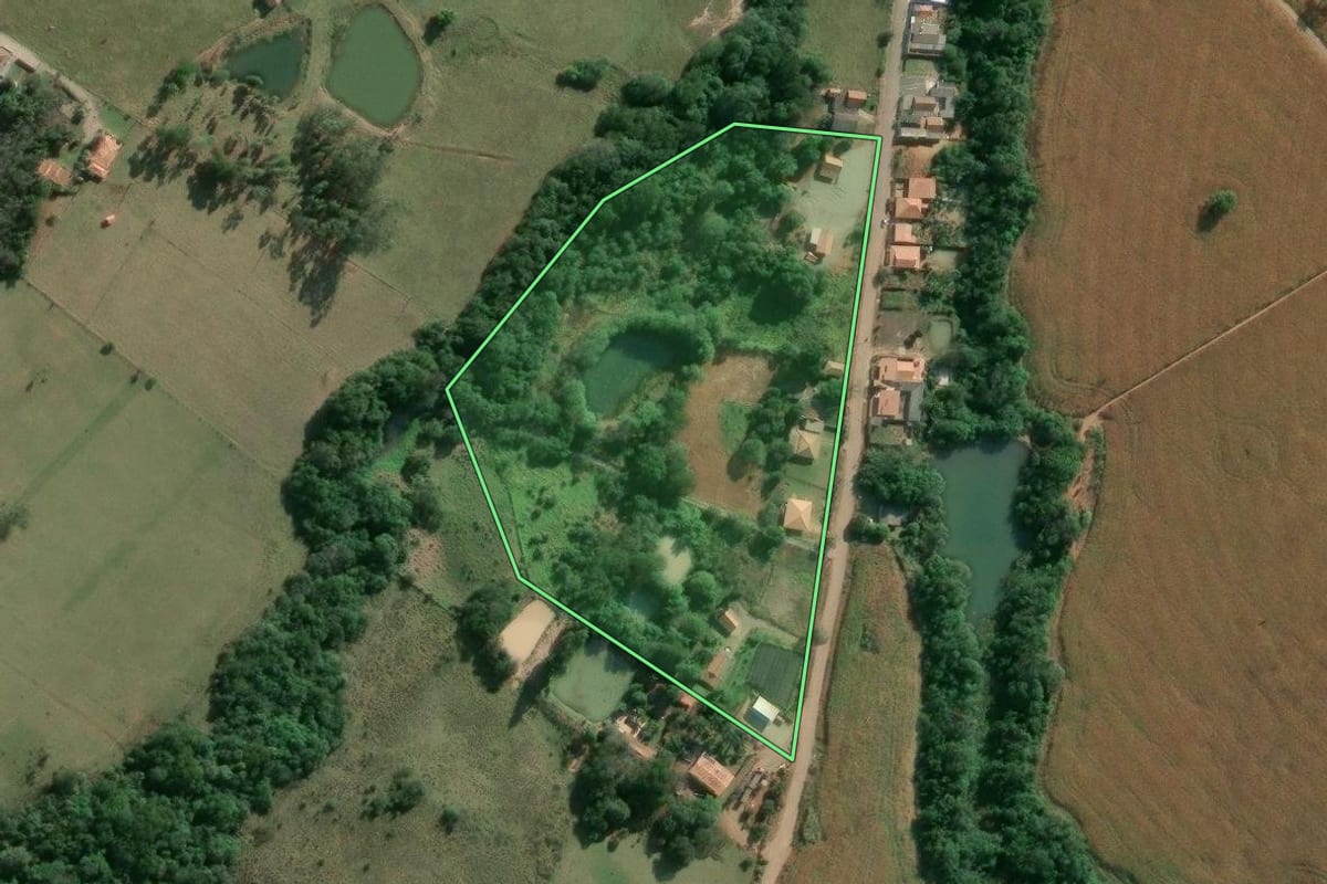 Imagem de satélite do imóvel rural em Conselheiro Mairinck (PR), com o contorno declarado no CAR desenhado por cima.