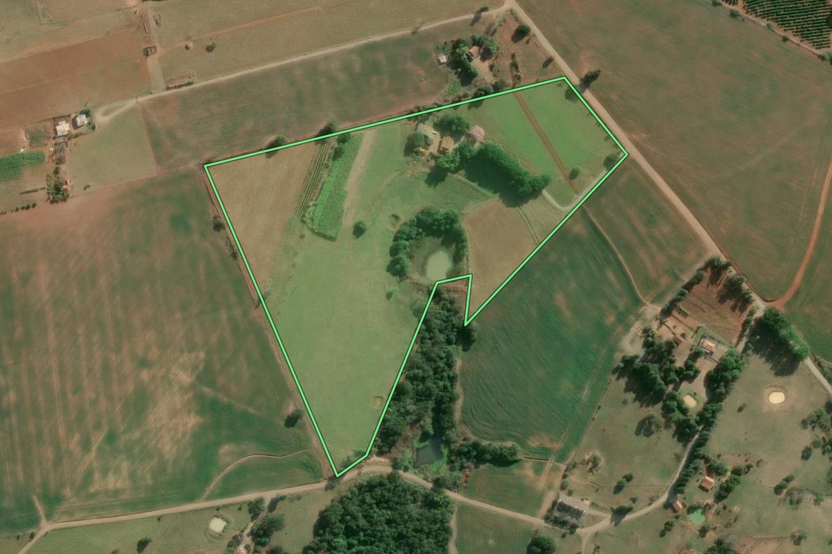 Imagem de satélite do imóvel rural em Conselheiro Mairinck (PR), com o contorno declarado no CAR desenhado por cima.