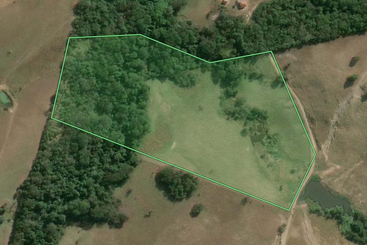 Imagem de satélite do imóvel rural em Conselheiro Mairinck (PR), com o contorno declarado no CAR desenhado por cima.
