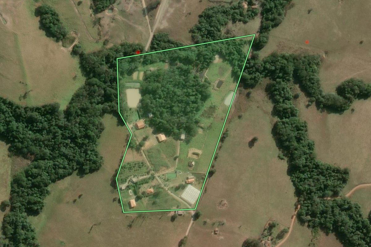 Imagem de satélite do imóvel rural em Conselheiro Mairinck (PR), com o contorno declarado no CAR desenhado por cima.