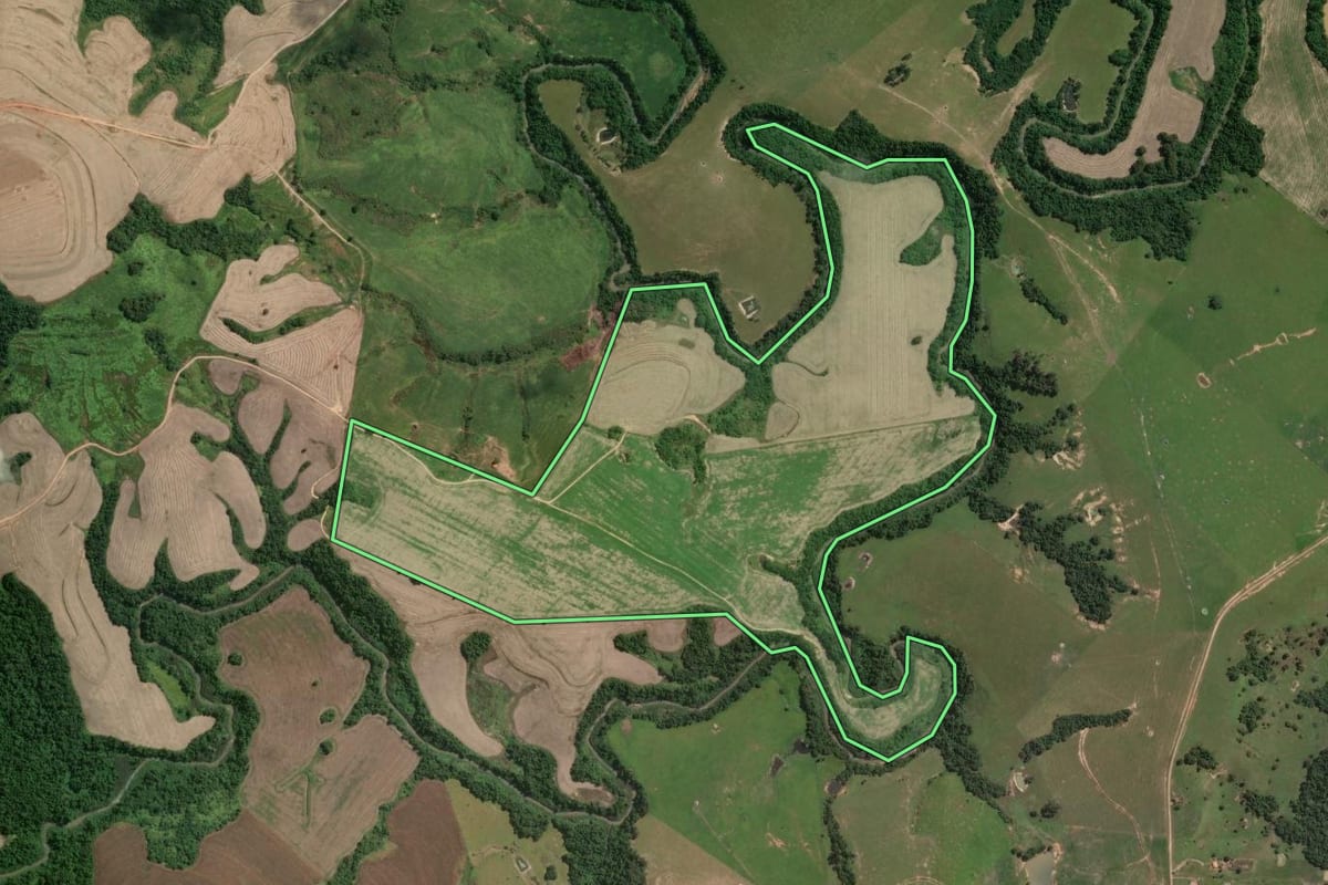 Imagem de satélite do imóvel rural em Conselheiro Mairinck (PR), com o contorno declarado no CAR desenhado por cima.
