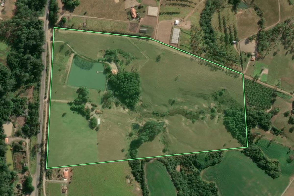 Imagem de satélite do imóvel rural em Conselheiro Mairinck (PR), com o contorno declarado no CAR desenhado por cima.
