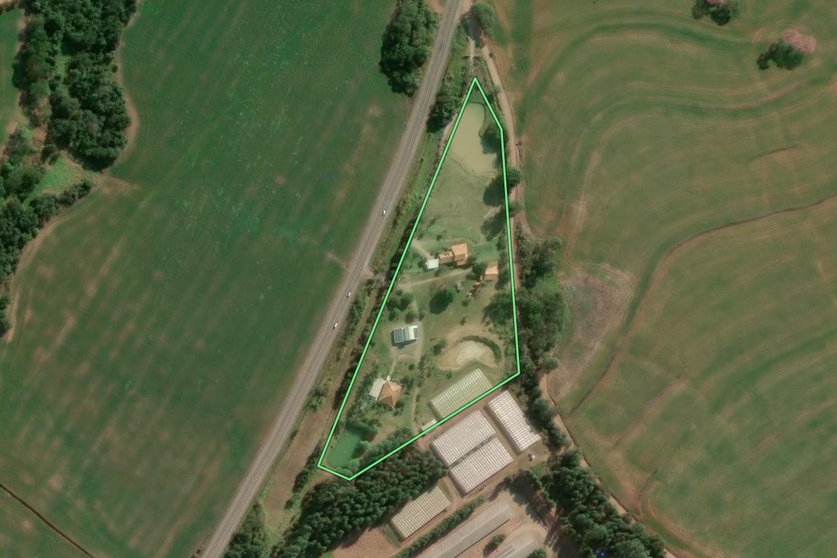 Imagem de satélite do imóvel rural em Conselheiro Mairinck (PR), com o contorno declarado no CAR desenhado por cima.