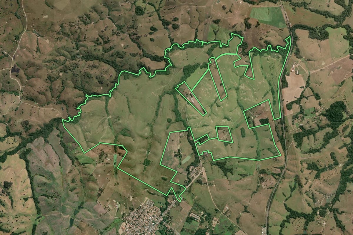 Imagem de satélite do imóvel rural em Conselheiro Mairinck (PR), com o contorno declarado no CAR desenhado por cima.