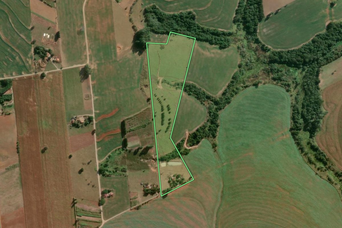 Imagem de satélite do imóvel rural em Conselheiro Mairinck (PR), com o contorno declarado no CAR desenhado por cima.