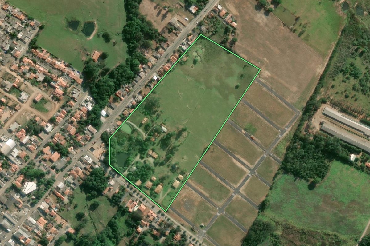 Imagem de satélite do imóvel rural em Conselheiro Mairinck (PR), com o contorno declarado no CAR desenhado por cima.