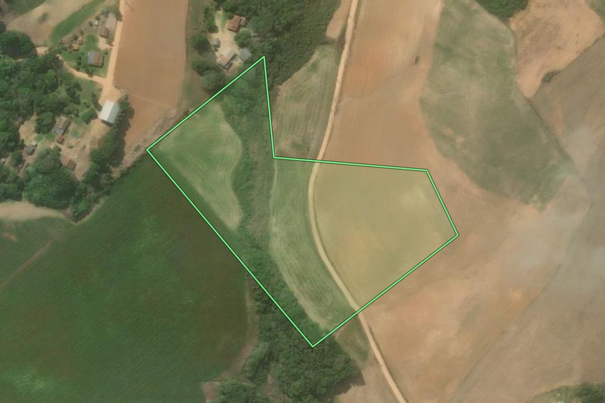 Imagem de satélite do imóvel rural em Contenda (PR), com o contorno declarado no CAR desenhado por cima.