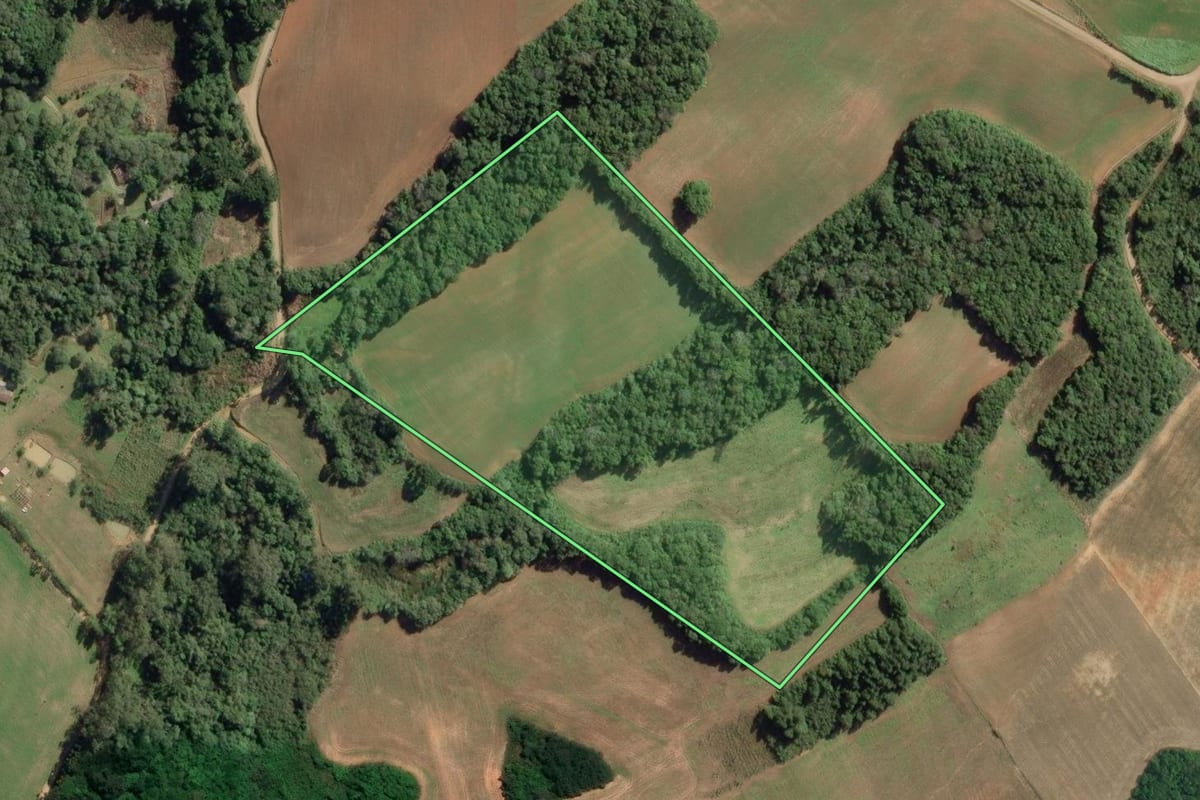 Imagem de satélite do imóvel rural em Contenda (PR), com o contorno declarado no CAR desenhado por cima.