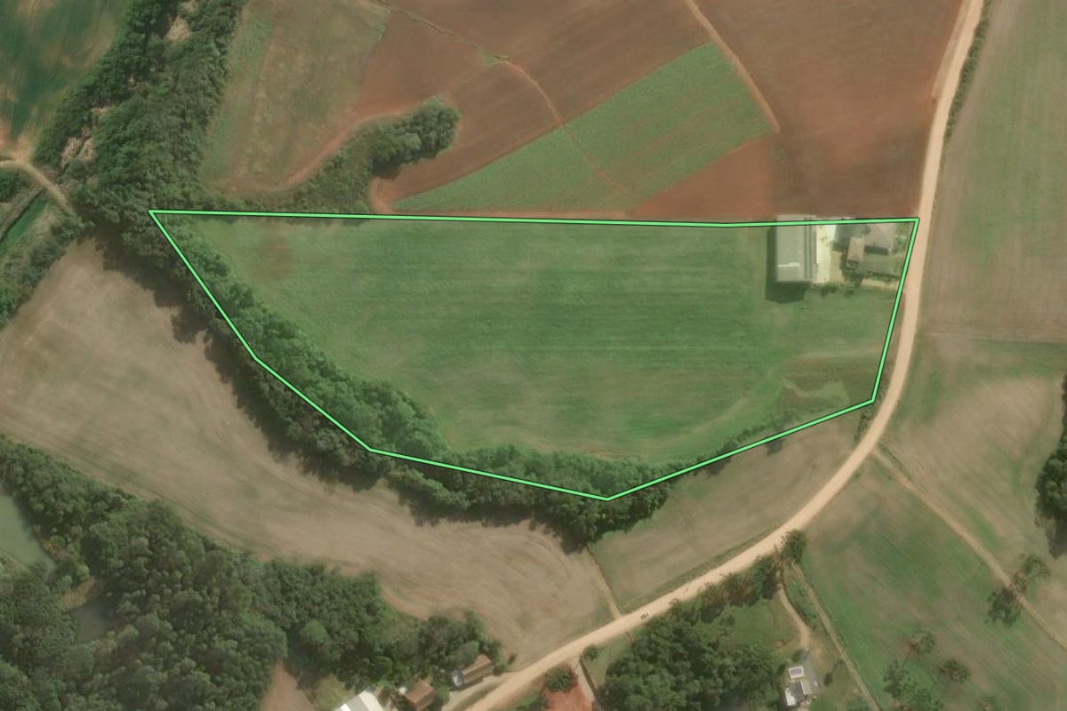 Imagem de satélite do imóvel rural em Contenda (PR), com o contorno declarado no CAR desenhado por cima.