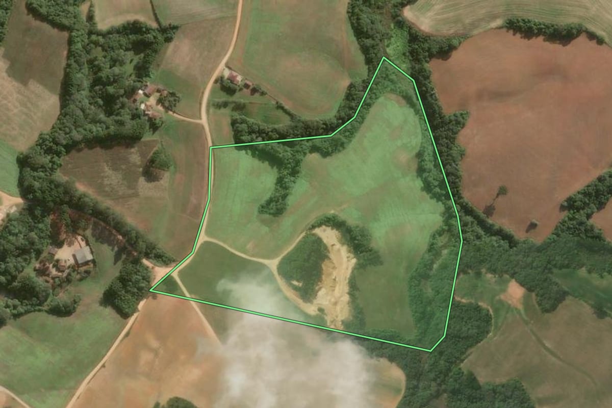 Imagem de satélite do imóvel rural em Contenda (PR), com o contorno declarado no CAR desenhado por cima.