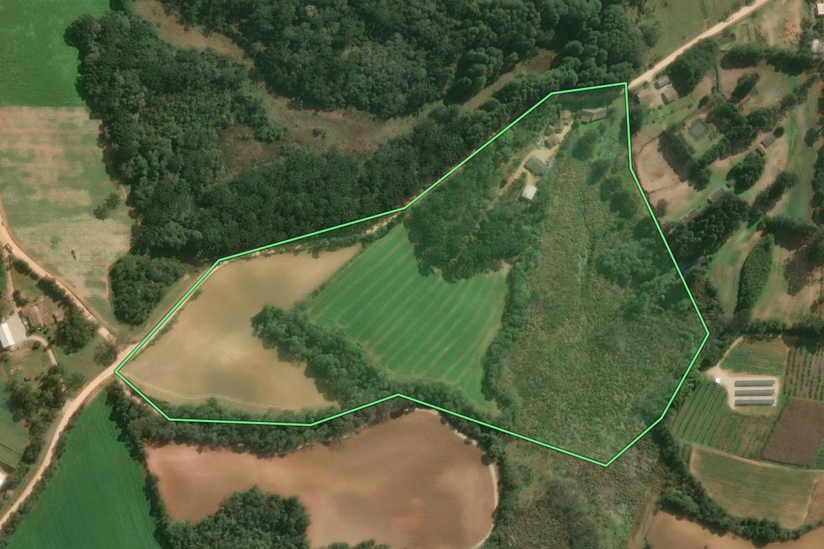 Imagem de satélite do imóvel rural em Contenda (PR), com o contorno declarado no CAR desenhado por cima.