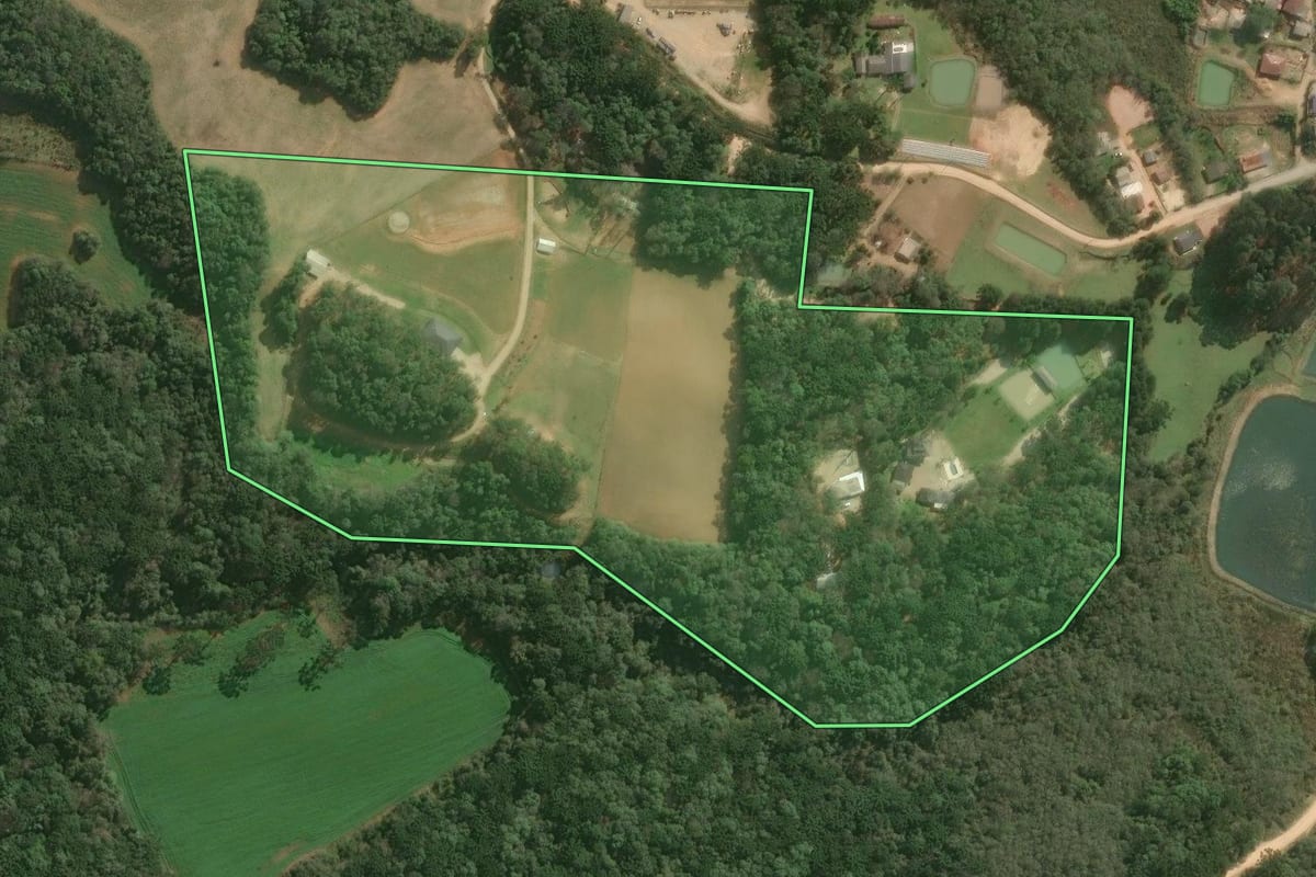 Imagem de satélite do imóvel rural em Contenda (PR), com o contorno declarado no CAR desenhado por cima.
