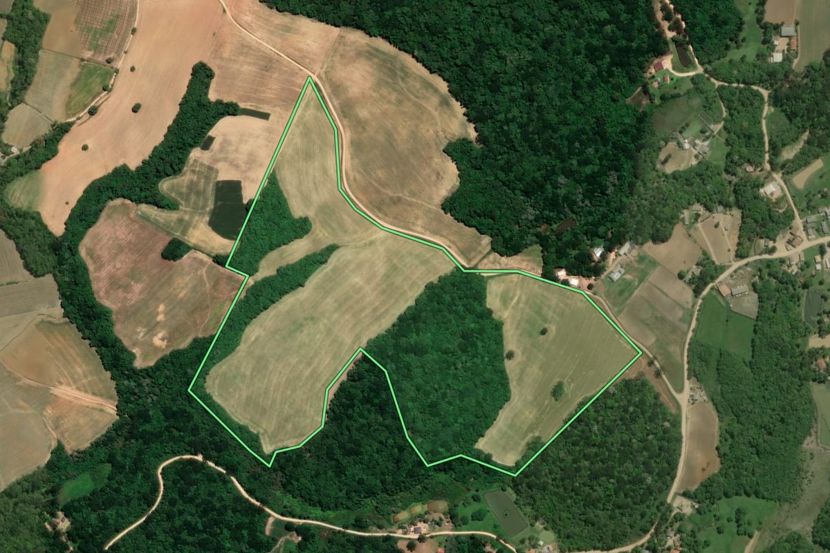 Imagem de satélite do imóvel rural em Contenda (PR), com o contorno declarado no CAR desenhado por cima.
