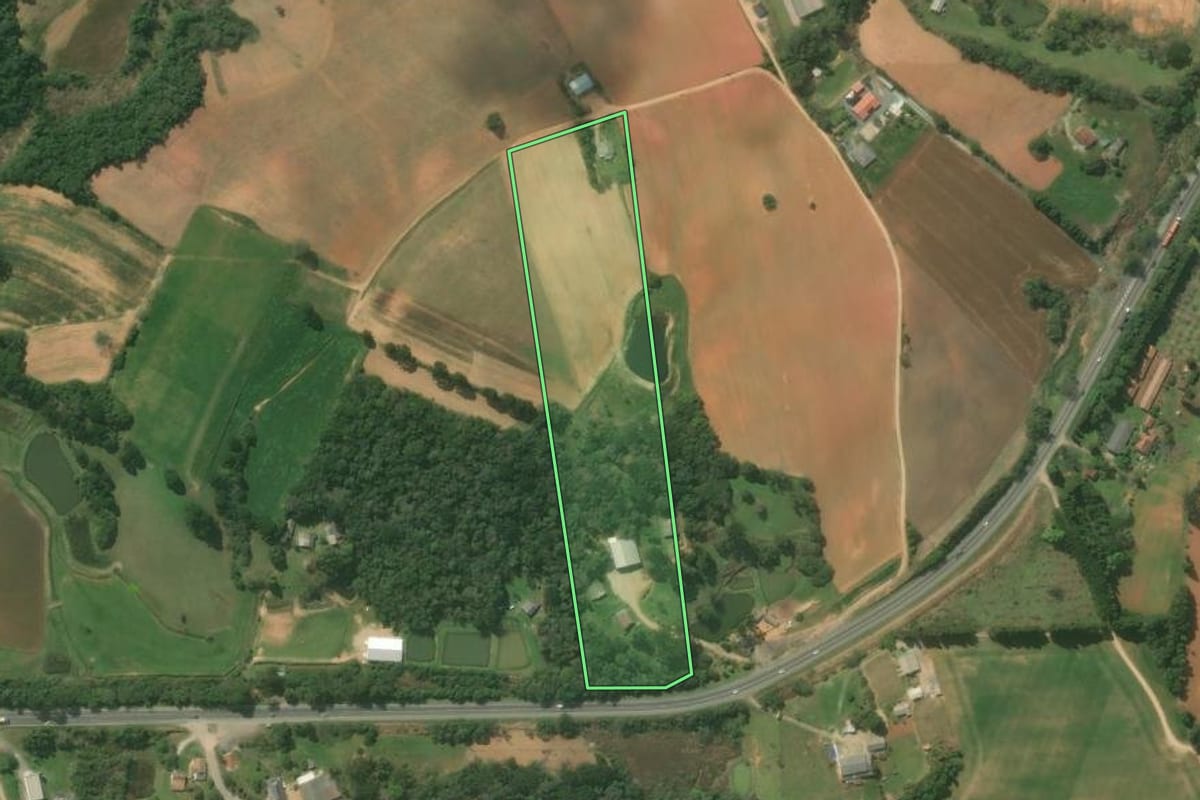 Imagem de satélite do imóvel rural em Contenda (PR), com o contorno declarado no CAR desenhado por cima.