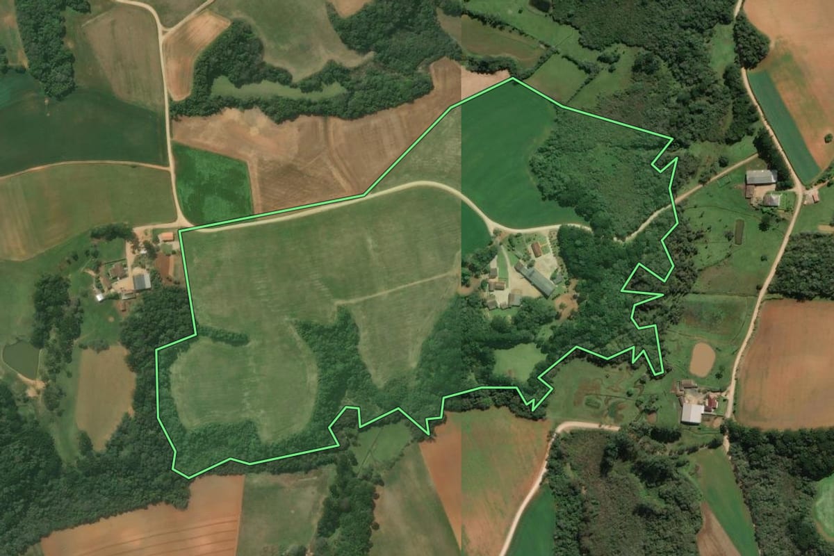 Imagem de satélite do imóvel rural em Contenda (PR), com o contorno declarado no CAR desenhado por cima.